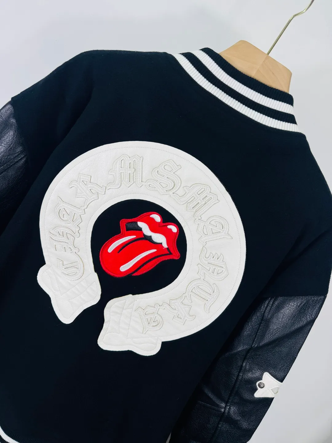 P520 top version 🐮 Real shot without P, ​​different from market products] Chrome Hearts 🍁Winter clothing is coming🍁 Sanskrit cross woolen leather sleeves spliced ​​baseball embroidered cotton jacket, heavy embroidery ➕ both sleeves and whole leather, counter synchronization, heavy industry! ! Customized version of thickened woolen fabric, silk lining, customized version of hardware, not the ordinary version on the market! ! Recommended color: wool with leather Code numbers: S, M, L, XL